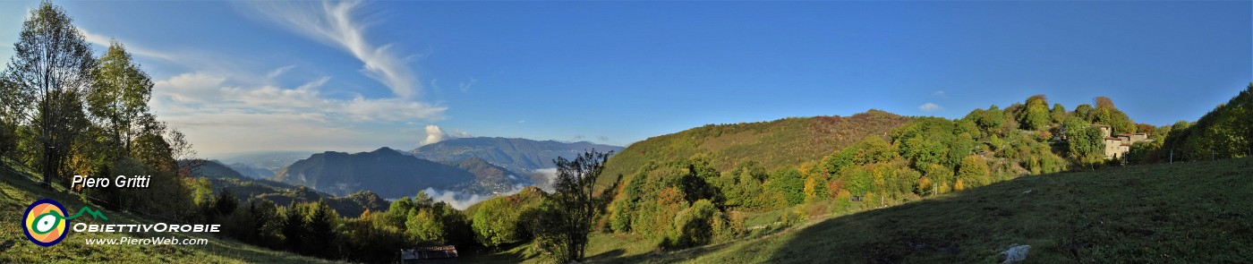 12 Salendo al Crosnello, fuori dal bosco il panorama si allarga verso la pianura a sx e verso il Pizzo Cerro e il Crosnello (a dx).jpg